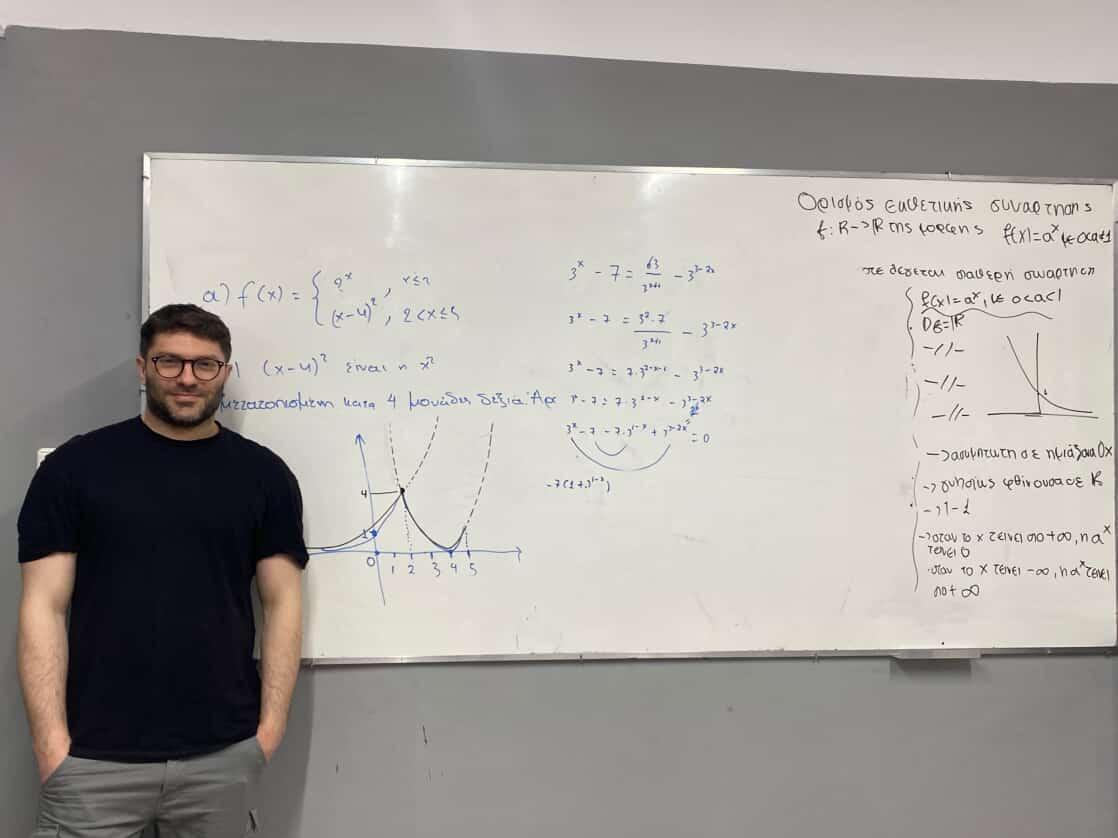 Πάρης Βαρύτης, Διδάκτωρ Θεωρητικής Φυσικής, μπροστά σε πίνακα.